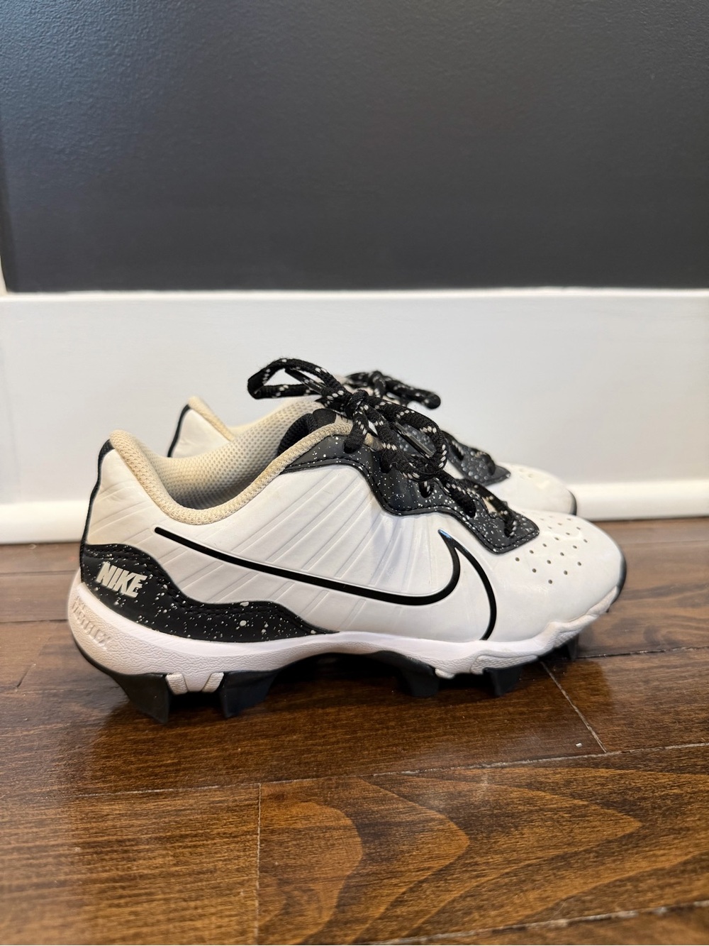 Nike Kids White and Black Baseball Cleats with Speckled Detail